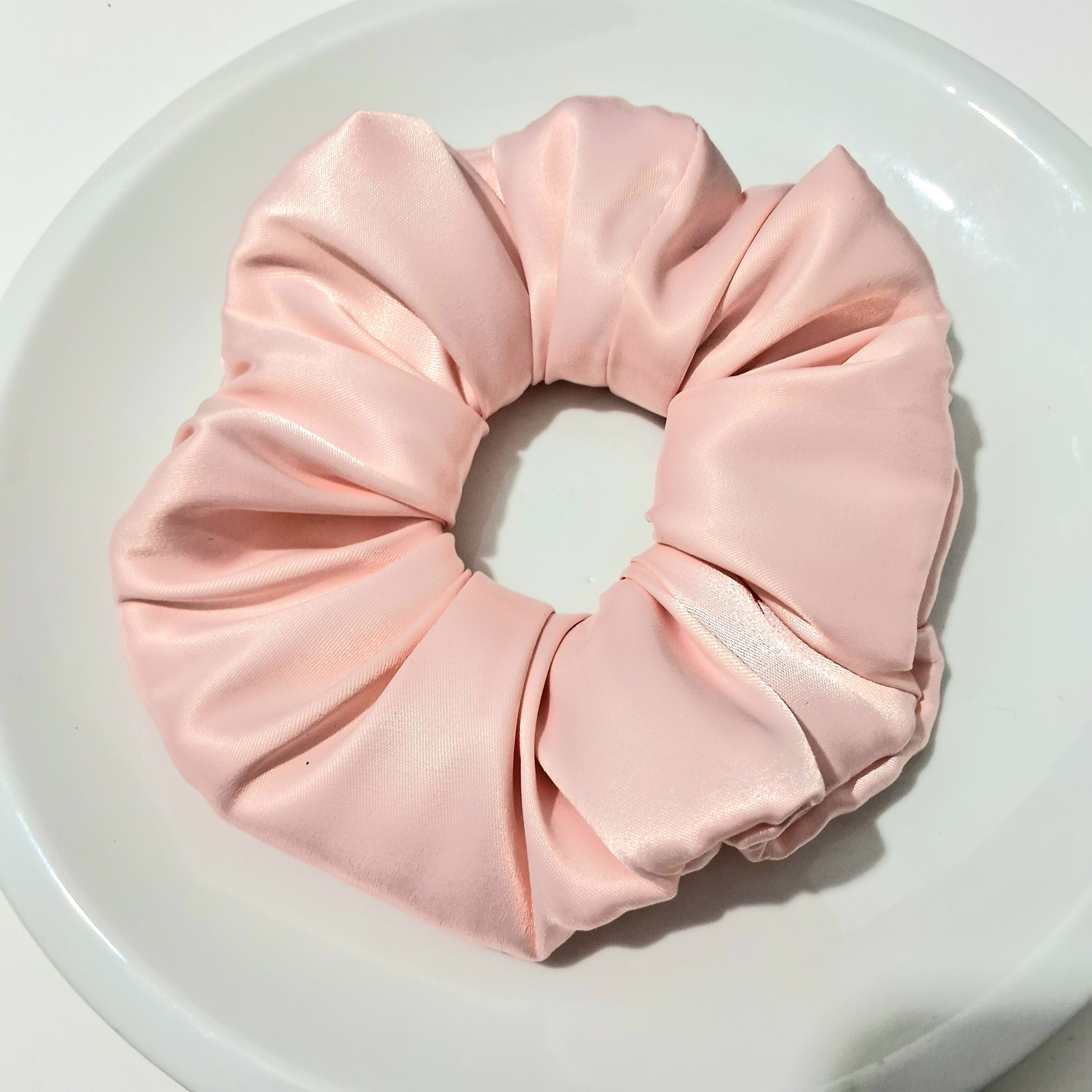 کش مو اسکرانچی ساتن گلبهی با بافت نرم و درخشان